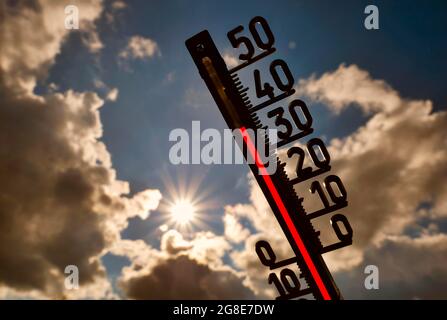 Immagine simbolica onda di calore, termometro al sole, oltre 35 gradi Celsius, Baden-Wuerttemberg, Germania Foto Stock