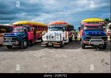 Flotta locale di autobus in attesa per il traghetto a SavaiÂ´i, Samoa, Sud Pacifico Foto Stock