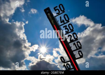 Immagine simbolica onda di calore, termometro al sole, oltre 40 gradi Celsius, Baden-Wuerttemberg, Germania Foto Stock