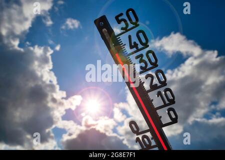 Immagine simbolica onda di calore, termometro al sole, oltre 40 gradi Celsius, Baden-Wuerttemberg, Germania Foto Stock