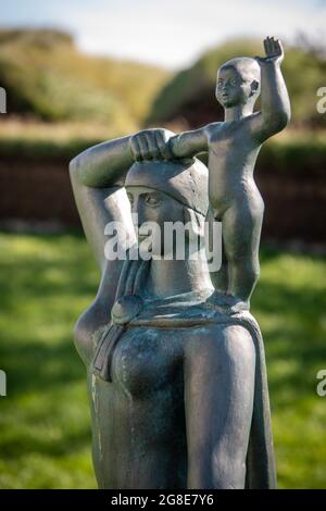 Monumento a Guoriour Porbjarnardottir con il figlio Snorri Porfinnsson, il primo figlio di discendenza europea nato in America, Peat Farm o Peat Foto Stock