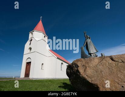 Monumento a Guoriour Porbjarnardottir con il figlio Snorri Porfinnsson, il primo figlio di discendenza europea nato in America, Glaumbaer o Glaumbaer Foto Stock