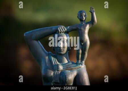 Monumento a Guoriour Porbjarnardottir con il figlio Snorri Porfinnsson, il primo figlio di discendenza europea nato in America, Peat Farm o Peat Foto Stock