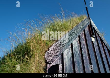 Pannello e tetto in erba decorato con intagli, vecchia chiesa di torba di Groef o Grafarkirkja vicino a Hofsos, Skagafjoerour, Skagafjoerdur, Nordisland Foto Stock