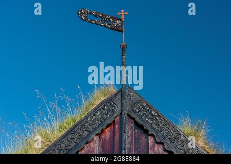 Pannello e tetto in erba decorato con intagli, vecchia chiesa di torba di Groef o Grafarkirkja vicino a Hofsos, Skagafjoerour, Skagafjoerdur, Nordisland Foto Stock