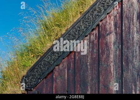 Pannello e tetto in erba decorato con intagli, vecchia chiesa di torba di Groef o Grafarkirkja vicino a Hofsos, Skagafjoerour, Skagafjoerdur, Nordisland Foto Stock