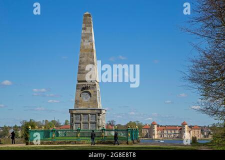 Obelisco, Parco del Castello, Castello di Rheinsberg, Brandeburgo, Germania Foto Stock