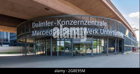 Ingresso principale Daimler Group sede centrale Mercedes-Benz stabilimento Stoccarda Untertuerkheim, Baden-Wuerttemberg, Germania Foto Stock