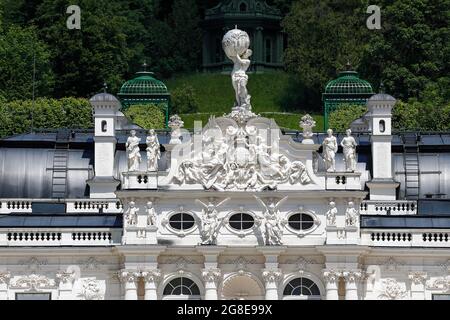 Linderhof Castello, palazzo reale di Ludovico II di Baviera, dettagli facciata lato sud, padiglioni giardino (retro), alta Baviera, Baviera Foto Stock