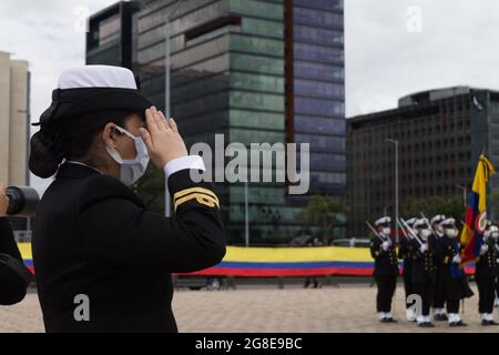 Bogotà, Colombia. 19 luglio 2021. Un ufficiale della marina della Colombia durante un evento commemorativo per servire l'onore ai militari e alla polizia nel giorno di 'Eroe della nazione colombiana' (Heroe de la Nacion Colombiana) a Bogotà, Colombia il 19 luglio 2021. Credit: Long Visual Press/Alamy Live News Foto Stock