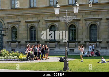 Gruppo di giovani fotografati, dietro la Residenz, Monaco, alta Baviera, Baviera, Germania Foto Stock