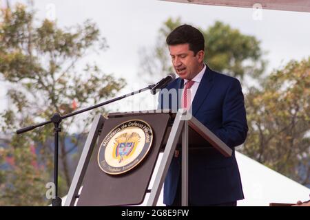 Bogotà, Colombia. 19 luglio 2021. Il ministro della difesa colombiano Diego Molano durante un evento commemorativo per servire l'onore all'esercito e alla polizia nel giorno dell'eroe della nazione colombiana (Heroe de la Nacion Colombiana) a Bogotà, Colombia, il 19 luglio 2021. Credit: Long Visual Press/Alamy Live News Foto Stock