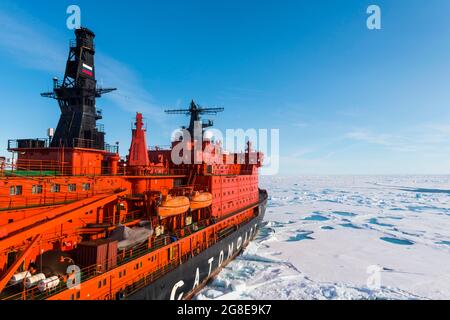 Aereo dell'Icebreaker '50 anni di vittoria' sul Polo Nord, Artico Foto Stock