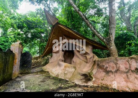 Vodoo scultpures nel sito UNESCO Osun-Osogbo Sacred Grove, Osun state, Nigeria Foto Stock