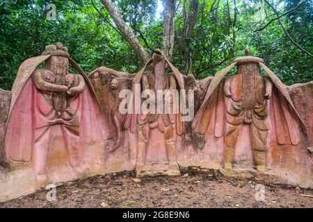 Vodoo scultpures nel sito UNESCO Osun-Osogbo Sacred Grove, Osun state, Nigeria Foto Stock