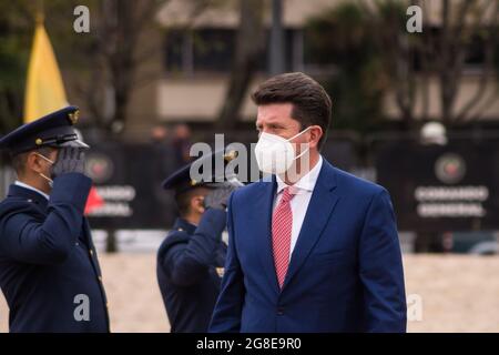 Bogotà, Colombia. 19 luglio 2021. Il ministro della difesa colombiano Diego Molano durante un evento commemorativo per servire l'onore all'esercito e alla polizia nel giorno dell'eroe della nazione colombiana (Heroe de la Nacion Colombiana) a Bogotà, Colombia, il 19 luglio 2021. Credit: Long Visual Press/Alamy Live News Foto Stock