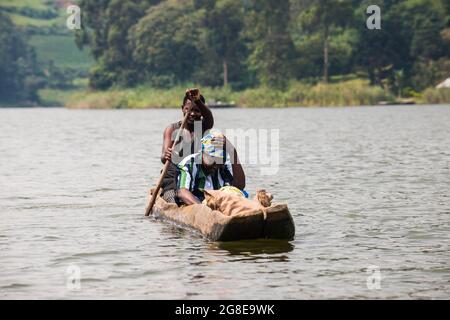 Locale in una canoa dugout, Lago Bunyonyi, Uganda, Africa Foto Stock