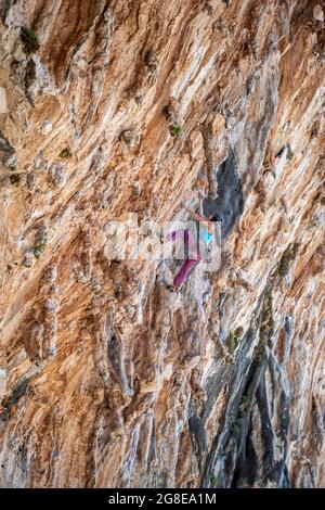 Grande Grotta, settore Armeos, alpinismo, arrampicata sportiva, Kalymnos, Dodecanese, Grecia Foto Stock