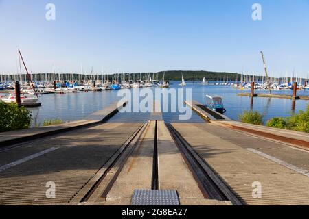 Scivoli, barche a vela nel porto, porto turistico, Grosser Brombachsee, Ramsberg am Brombachsee, distretto di Markt Pleinfeld, lago Franconiano Foto Stock