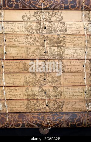 Libro fatto da foglie di palma secche, chiamato LONTAR dall'antico popolo balinese Bali Aga Foto Stock