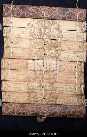 Libro fatto da foglie di palma secche, chiamato LONTAR dall'antico popolo balinese Bali Aga Foto Stock