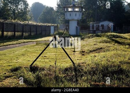 Torre di osservazione delle truppe di confine della RDT, la striscia della morte, la corsa dei cani, la torre della guardia di confine, la torre di confine della RDT a MoedLareuth, ex città divisa Foto Stock