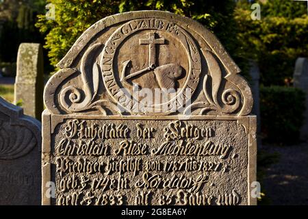 Lapide parlante con la croce triplice simbolo, cuore, ancora per la fede, amore, speranza, Nebbia, chiesa di San Clemens, Amrum, Germania Foto Stock