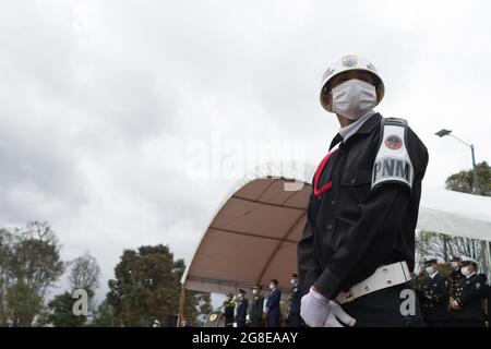 Bogotà, Colombia. 19 luglio 2021. Un cadetto dell'esercito colombiano si trova durante un evento commemorativo per servire l'onore all'esercito e alla polizia nel giorno dell'eroe della nazione colombiana (Heroe de la Nacion Colombiana) a Bogotà, Colombia, il 19 luglio 2021. Credit: Long Visual Press/Alamy Live News Foto Stock