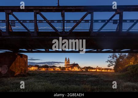 Storico ponte elevatore, dietro di esso la cattedrale di Magdeburgo, Sassonia-Anhalt, Germania Foto Stock