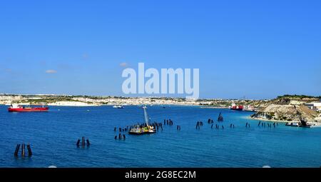 DELIMARA MARSAXLOKK, MALTA - 15 settembre 2015: La costa del Delimara, a Malta con i lavori infrastrutturali in preparazione per la fornitura di petroliere GNL Foto Stock