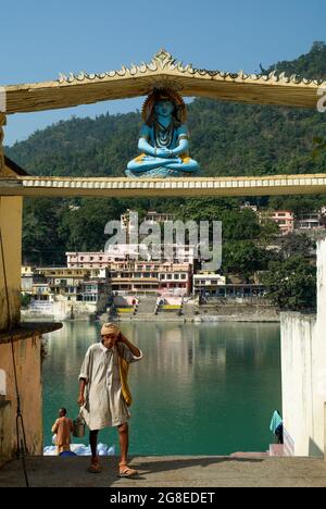 Pellegrini maschi in un ghat (passi per un luogo di balneazione) sul Gange santo a Rishikesh, India settentrionale Foto Stock