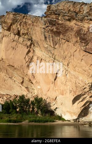 Split Mountain e il fiume Verde. Formazione di pietra arenaria Weber. Dinosaur National Monument, Utah Foto Stock