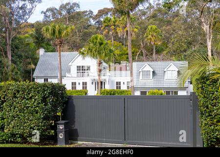 Indipendente grande residenza australiana di lusso e casa in Avalon Beach sobborgo di Sydney, NSW, Australia con cancelli anteriori e grande giardino Foto Stock