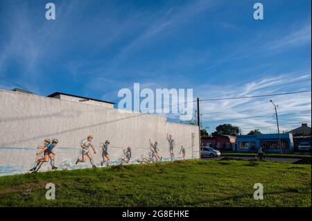 Firmat, Argentina. 12 maggio 2018. Un murale che celebra la figura della leggenda del calcio ritardato Diego Armando Maradona è visto in Firmat. Il murale dell'artista Ariel Bertolotti rappresenta il leggendario obiettivo contro la squadra inglese nella Coppa del mondo del Messico 86, con una svolta: L'obiettivo non è celebrato da Maradona ma dalla stella di oggi Lionel messi. Maradona morì all'età di 60 anni il 25 novembre 2020 di grave insufficienza cardiaca in circostanze ancora sotto inchiesta. (Foto di Patricio Murphy/SOPA Images/Sipa USA) Credit: Sipa USA/Alamy Live News Foto Stock