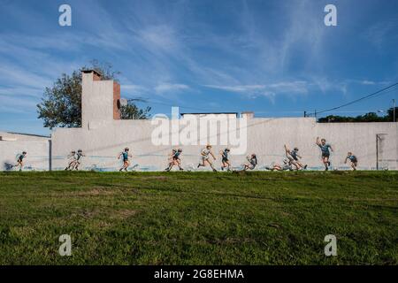 Firmat, Argentina. 12 maggio 2018. Un murale che celebra la figura della leggenda del calcio ritardato Diego Armando Maradona è visto in Firmat. Il murale dell'artista Ariel Bertolotti rappresenta il leggendario obiettivo contro la squadra inglese nella Coppa del mondo del Messico 86, con una svolta: L'obiettivo non è celebrato da Maradona ma dalla stella di oggi Lionel messi. Maradona morì all'età di 60 anni il 25 novembre 2020 di grave insufficienza cardiaca in circostanze ancora sotto inchiesta. (Foto di Patricio Murphy/SOPA Images/Sipa USA) Credit: Sipa USA/Alamy Live News Foto Stock