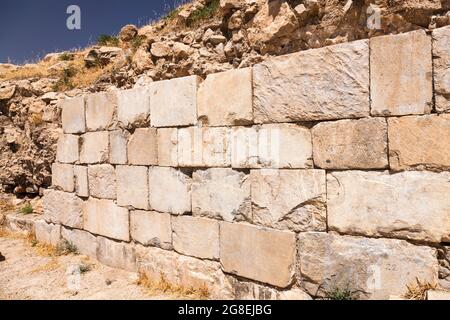 Rovine del tempio di Anahita, Kangavar, provincia di Kermanshah, Iran, Persia, Asia occidentale, Asia Foto Stock