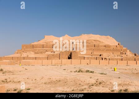 Chogha Zanbil Ziggrat(ziqqrat), complesso a forma di piramide massiccia degli antichi Elamiti, Provincia di Khuzestan, Iran, Persia, Asia occidentale, Asia Foto Stock