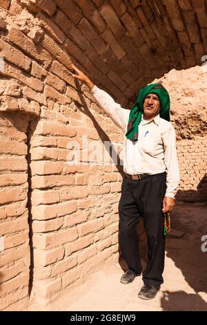 Chogha Zanbil, guida locale mostra mattoni con iscrizione cuneiforme, Ziggrat (ziqqrat) di Elamiti, Provincia di Khuzestan, Iran, Persia, Asia occidentale, Asia Foto Stock