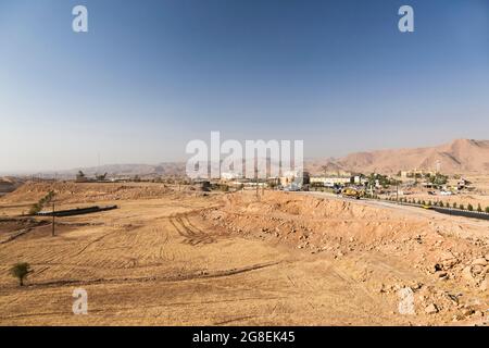 Paesaggio urbano di Masjed Soleyman, vicino alle montagne di Zagros, Provincia di Khuzestan, Iran, Persia, Asia occidentale, Asia Foto Stock