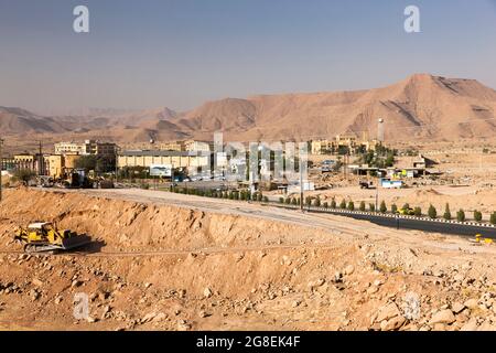 Paesaggio urbano di Masjed Soleyman, vicino alle montagne di Zagros, Provincia di Khuzestan, Iran, Persia, Asia occidentale, Asia Foto Stock