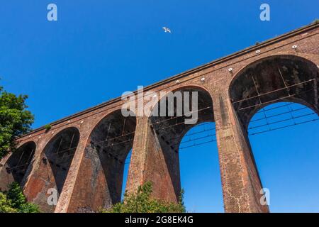 Il ponte ferroviario vittoriano, che attraversa la valle di Foorde, Folkestone, Kent, Regno Unito Foto Stock