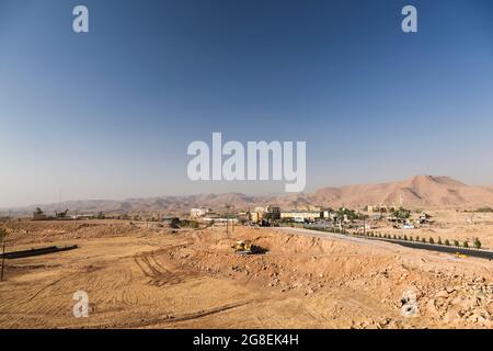 Paesaggio urbano di Masjed Soleyman, vicino alle montagne di Zagros, Provincia di Khuzestan, Iran, Persia, Asia occidentale, Asia Foto Stock