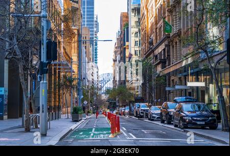 Deserta strada nel CBD, Sydney, Australia con Sydney Harbour Bridge alla fine della strada Foto Stock