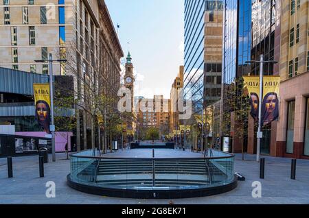 Deserta strada nel CBD, Martin Place, Sydney, Australia Foto Stock