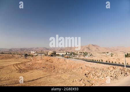 Paesaggio urbano di Masjed Soleyman, vicino alle montagne di Zagros, Provincia di Khuzestan, Iran, Persia, Asia occidentale, Asia Foto Stock