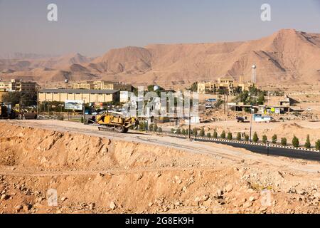 Paesaggio urbano di Masjed Soleyman, vicino alle montagne di Zagros, Provincia di Khuzestan, Iran, Persia, Asia occidentale, Asia Foto Stock