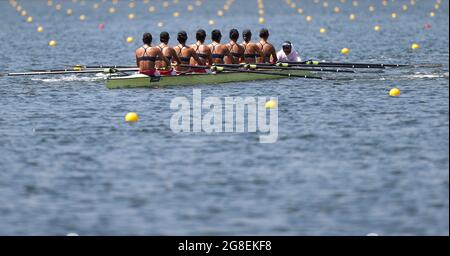 Tokyo, Giappone. 20 luglio 2021. I membri dell'otto team di canottaggio delle donne cinesi partecipano a una sessione di allenamento in vista dei Giochi Olimpici di Tokyo 2020 presso il Sea Forest Waterway di Tokyo, Giappone, il 20 luglio 2021. Credit: Zheng Huansong/Xinhua/Alamy Live News Foto Stock