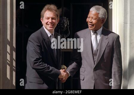 File photo datato 10/7/1997 di Tony Blair e Nelson Mandela al di fuori del No.10 Downing Street. Tony Blair ha fallito nei suoi tentativi di fermare Nelson Mandela ad alzare il bombardamento di Lockerbie in occasione di una riunione dei capi di governo del Commonwealth (CHOGM) in Scozia, nonostante sia stato avvertito dagli aiuti del leader sudafricano l'intervento sull'attacco terroristico sarebbe 'piuttosto disastroso', nuovi file mostrano. Data di emissione: Martedì 20 luglio 2021. Foto Stock