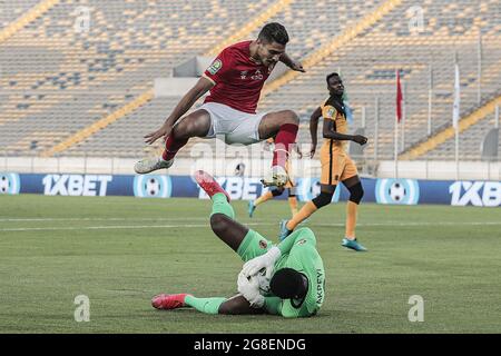 Casablanca, Marocco. 17 luglio 2021. Al Ahly's Mohamed Sherif (sopra) e il portiere di Kaizer Daniel Akpeyi combattono per la palla durante la finale della CAF Champions League tra il Kaizer Chiefs FC e al Ahly SC allo stadio Mohamed V. Credit: Stringer/dpa/Alamy Live News Foto Stock