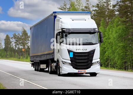 Nuova Iveco S-Way Natural Power, NP, alimentata a gas bianco, camion davanti al semirimorchio sull'autostrada 25 in una giornata di sole. Raasepori, Finlandia. 27 maggio 2021. Foto Stock